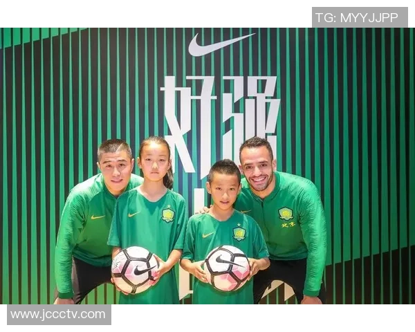 足球明星与小球迷之间的温馨互动与影响力塑造的深厚情感纽带